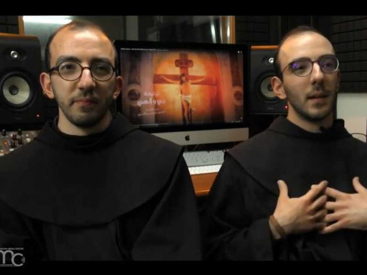 George e Johnny, fratelli gemelli ordinati sacerdoti dallo zio