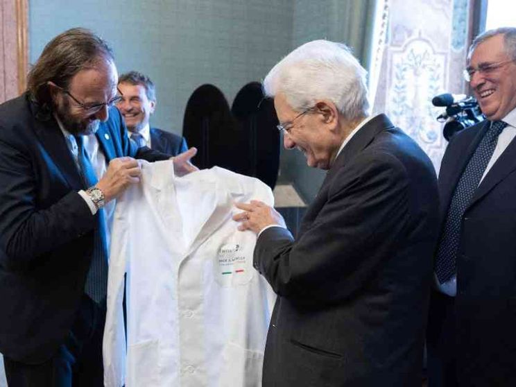 Il Gemelli celebra i 60 anni con Mattarella. E gli dona il camice da "primario"
