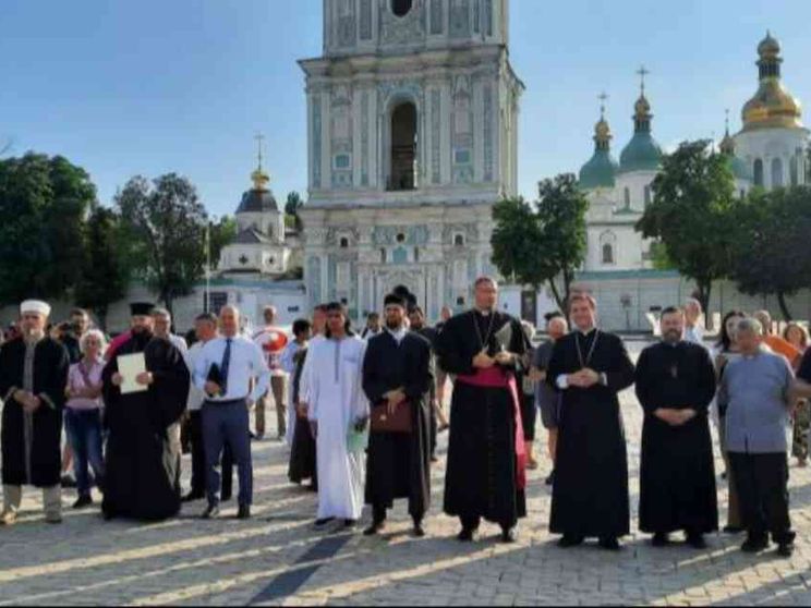 Il popolo della pace dall'Italia a Kiev: in 100 davanti all'ospedale distrutto