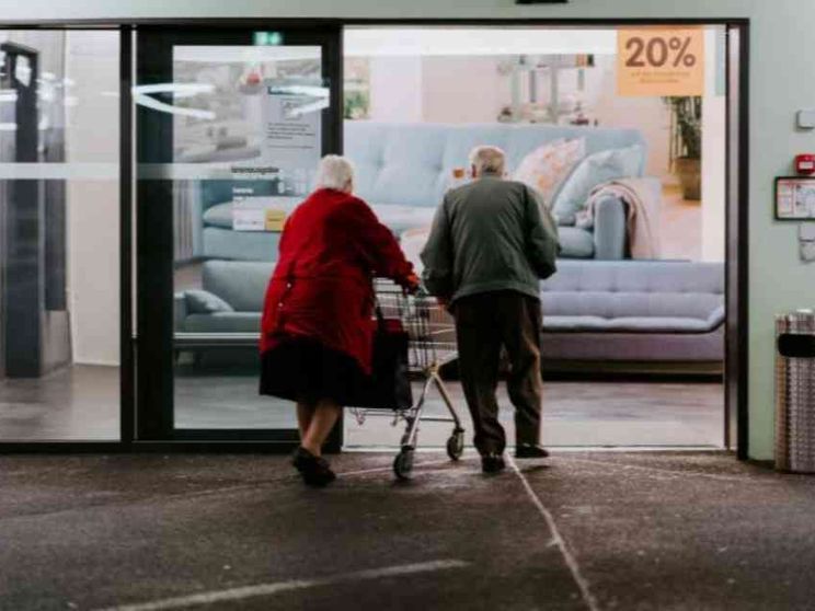 Vivremo più a lungo ma con meno figli: il picco della popolazione già nel 2080