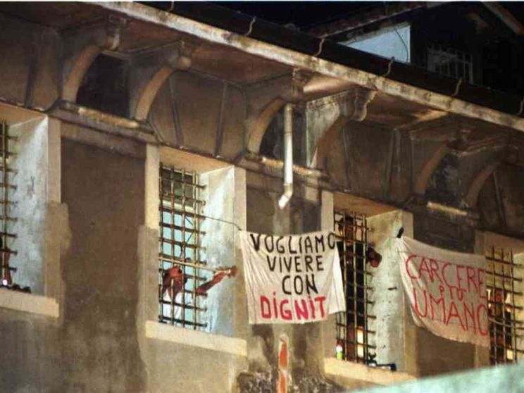 La rivolta, il detenuto morto, le parole del vescovo: Trieste è un caso