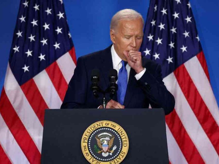 Biden insiste: sono il più qualificato. Ma chiama “Trump” la sua vice Harris