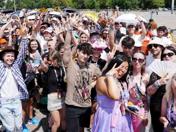 Braccialetti e paillettes: due ore fuori da San Siro insieme ai “swifties”