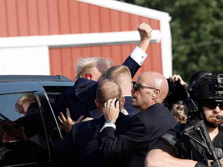 Il pifferaio col pugno alzato che fa dimenticare magheggi e condanne