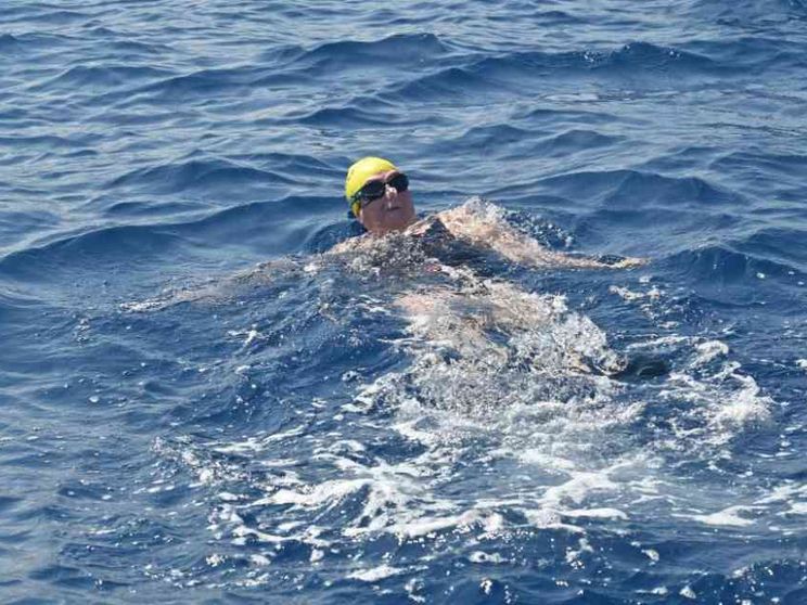 Malata di Parkinson attraversa lo Stretto a nuoto per aiutare la ricerca