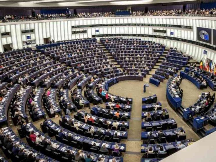 Sì alla risoluzione Ue pro-Ucraina. Passa la linea dura, italiani divisi