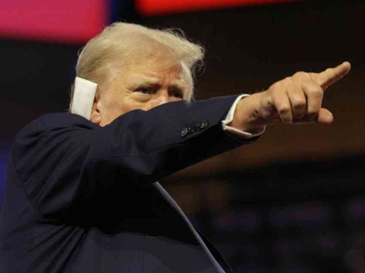 Trump sul palco con l'orecchio fasciato celebrato come un eroe