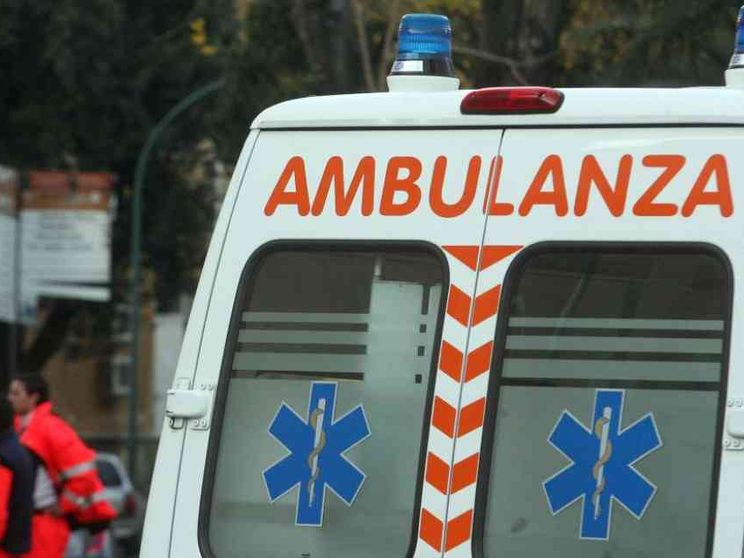 Una bambina di un anno muore di caldo in auto