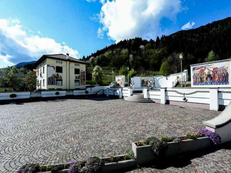 Cercivento, qui la Bibbia si legge (e si ammira) a cielo aperto