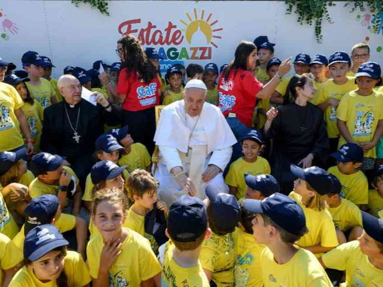 Francesco in mezzo ai piccoli dell'Estate ragazzi in Vaticano