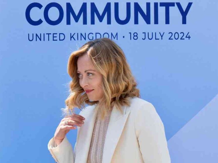 Meloni sceglie di restare sulla destra-destra e alla fine ordina il "no"