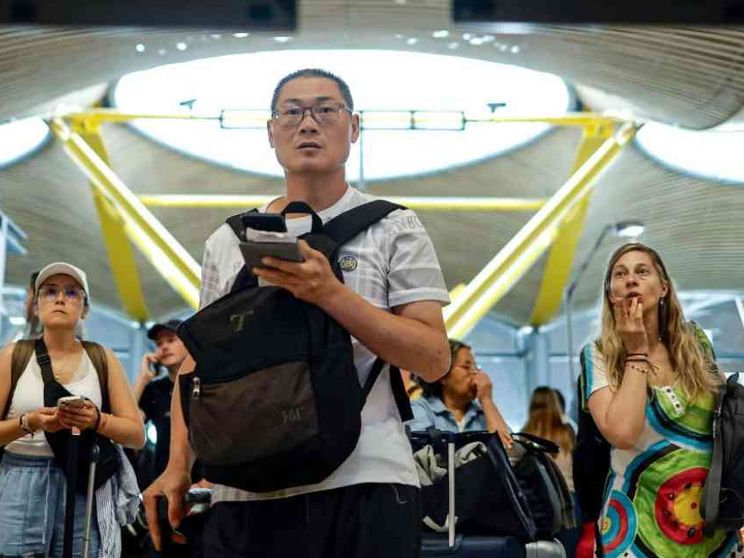 Un guasto informatico ha mandato in tilt trasporti e mercati. Microsoft: risolto