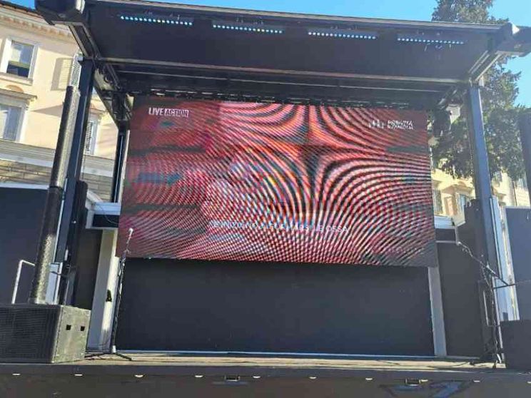 Polemiche a Bologna per la proiezione in piazza del video "Baby Olivia"