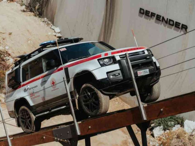 Una Defender speciale per i 70 anni di Land Rover e Croce Rossa