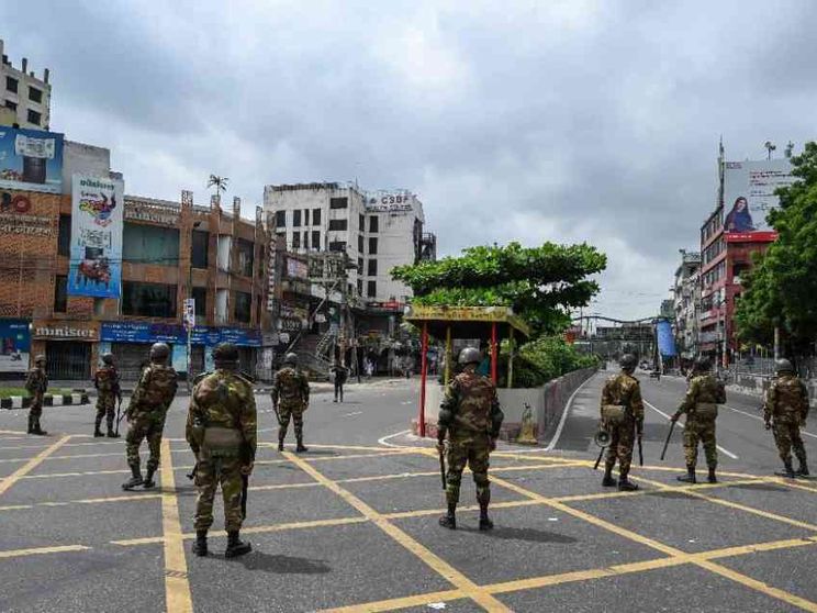 Caos in Bangladesh, l'esercito spara sui giovani manifestanti