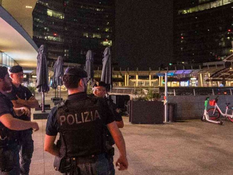 I "maranza" e i rapinatori di Rolex: le luci delle volanti nella notte