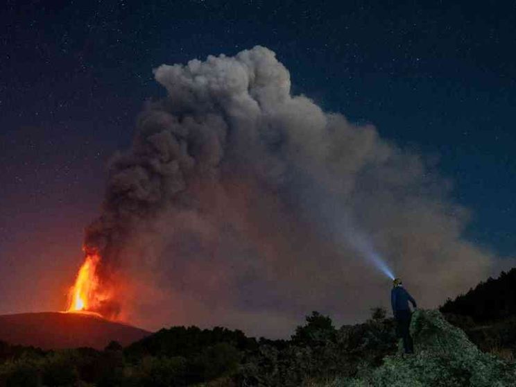 Nuova allerta per l'Etna: sospesi i voli, piove cenere su Catania