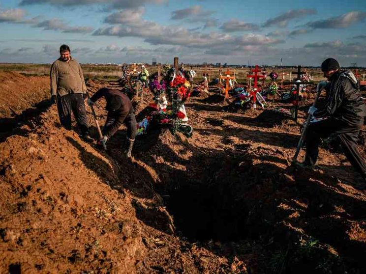 Guerra e Covid: i grandi investimenti di Mosca per costruire cimiteri