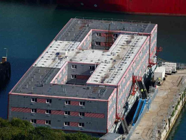 Starmer ha deciso di “affondare” il centro galleggiante per i migranti