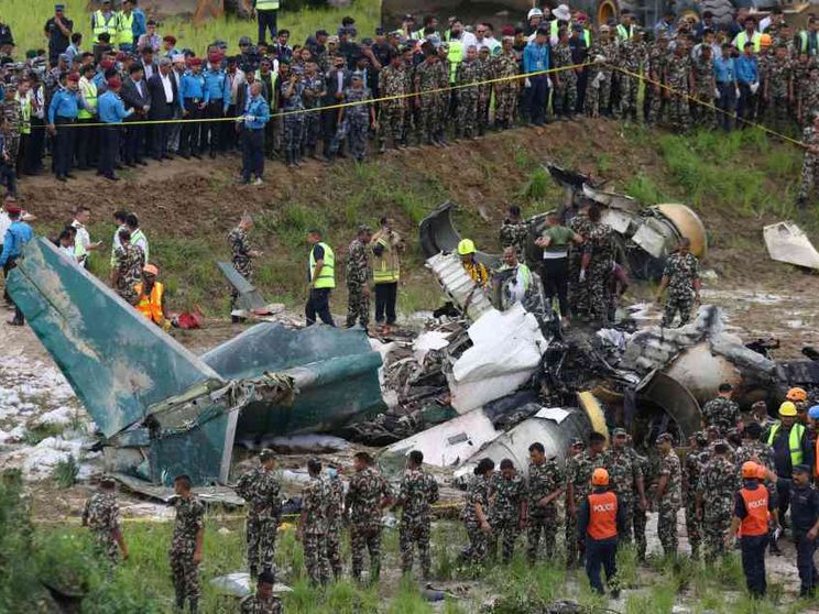 Un aereo si è incendiato durante il decollo in Nepal: 18 le vittime