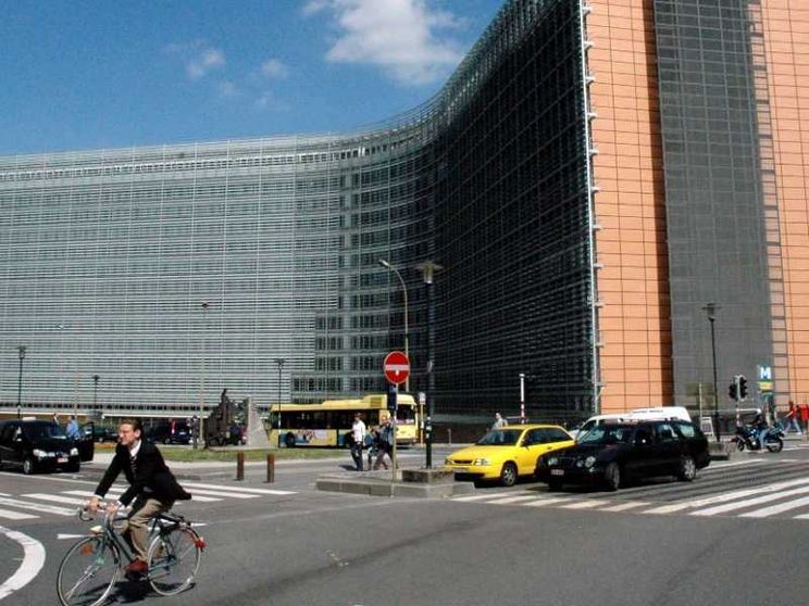 Assegno unico, Bruxelles deferisce l’Italia (che si difende)