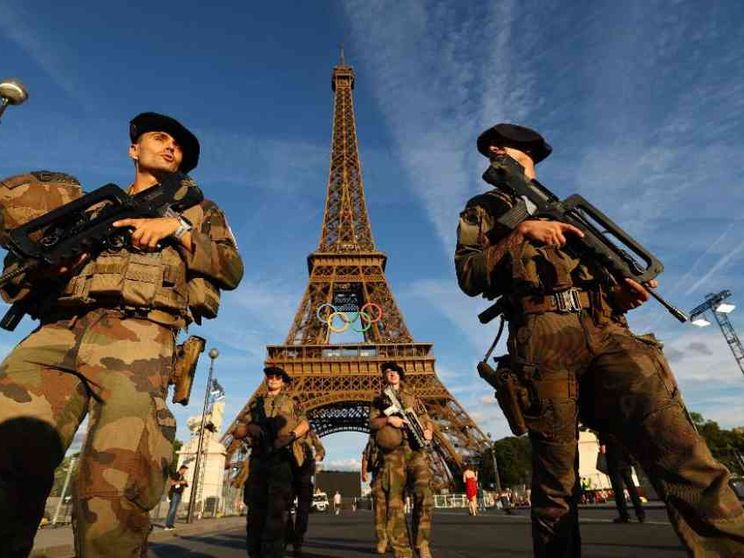 Parigi divisa e blindata adesso gioca per unire