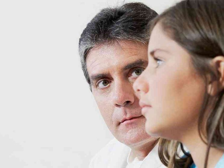 Che errore l'overparenting, il genitore elicottero che controlla tutto