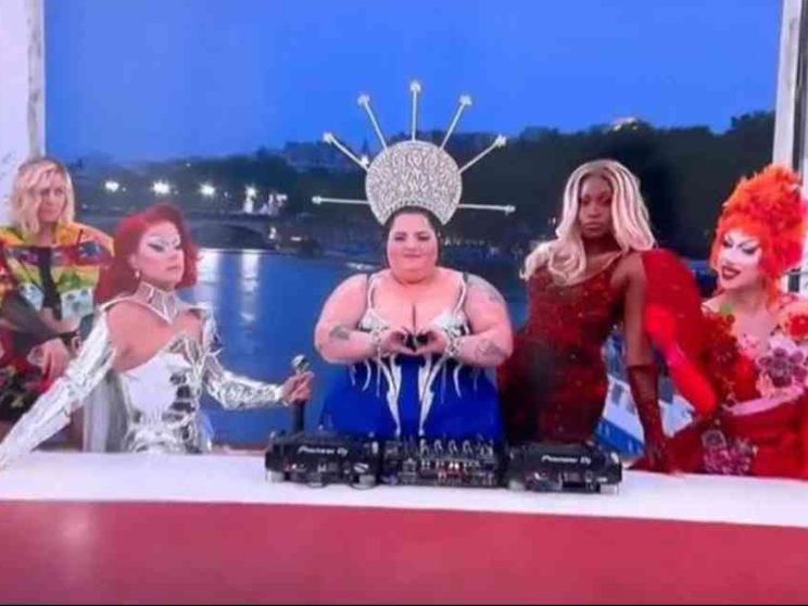 Nella cerimonia inaugurale atleti ai margini e cadute di gusto irrispettose