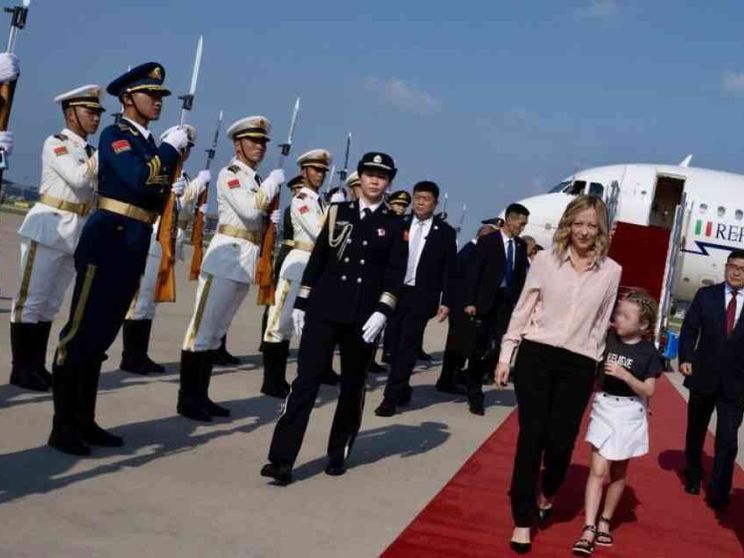 Il dossier auto e le privatizzazioni: Meloni in Cina cerca una “terza via”