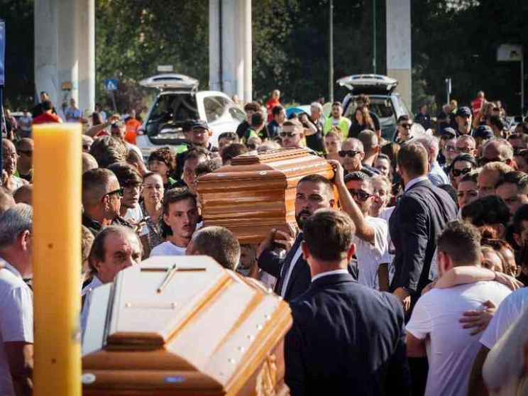 Don Battaglia per le vittime di Scampia: arginare il crollo sociale