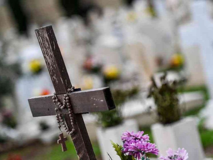 Preghiera per un defunto: il rosario sta prendendo il posto del funerale?