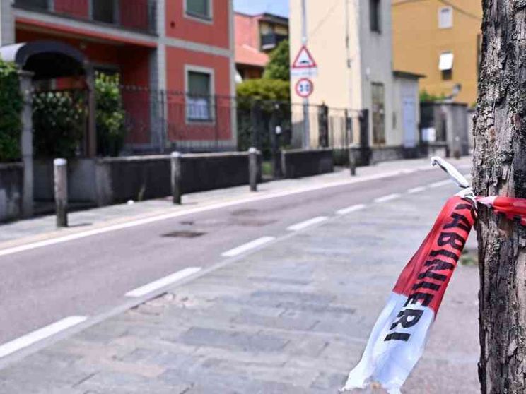Giovane donna uccisa in strada a Bergamo: «Aiuto, mi accoltellano»