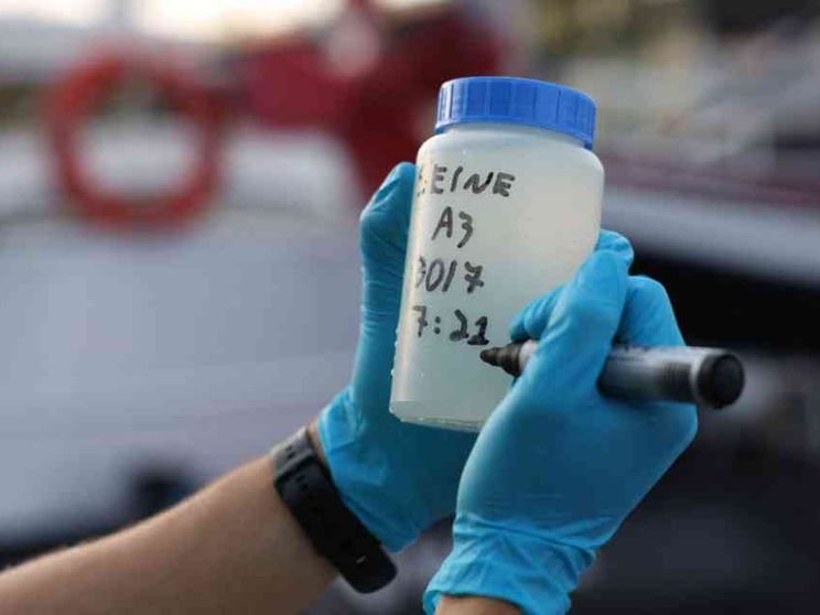 Parigi appesa alla Senna: l'acqua sporca per ora impedisce le gare