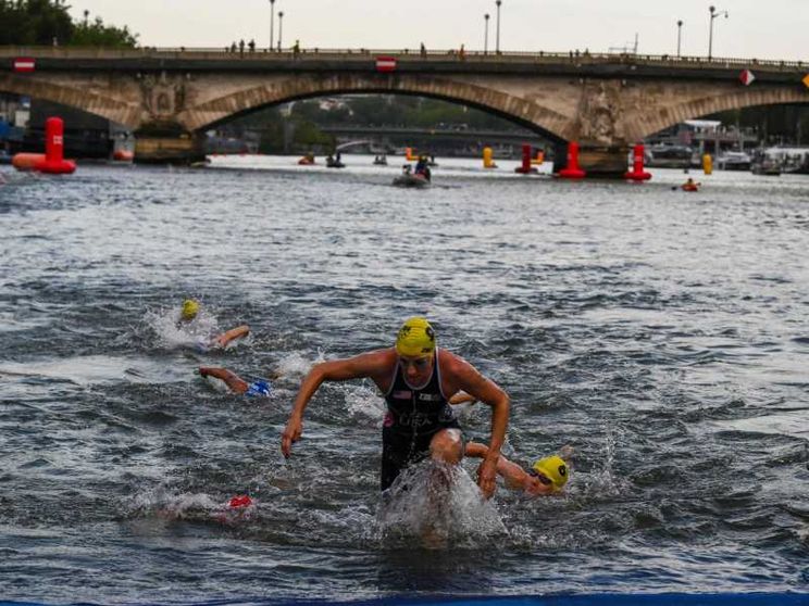 Il triathlon alla fine si tuffa ed esce indenne dalla Senna