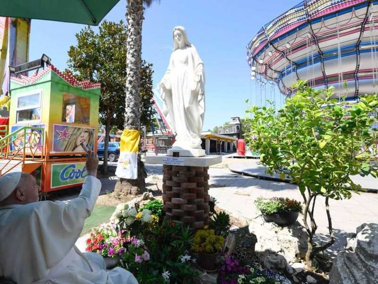 Il Papa è andato a incontrare i giostrai di Ostia insieme a suor Geneviève