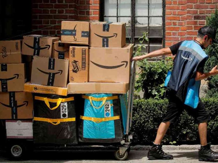 «Noi autisti, puntini sulla mappa». Amazon, la verità choc degli ex corrieri