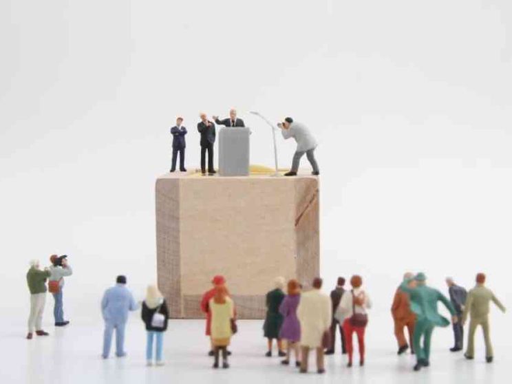 L'italo-romanesco lingua del potere. Così si promuove il populismo