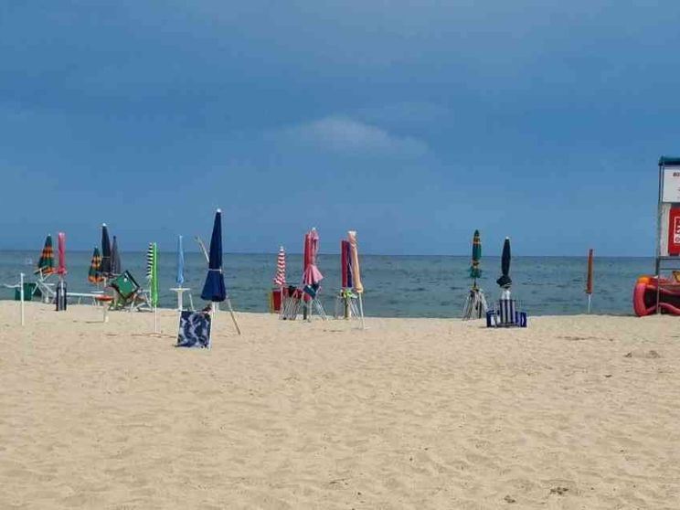 Fulmine in spiaggia: tre donne ferite, una è grave. Un morto a Salerno