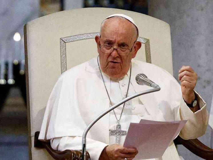 Il Papa: la letteratura apre agli altri. Ecco la "biblioteca" di Francesco