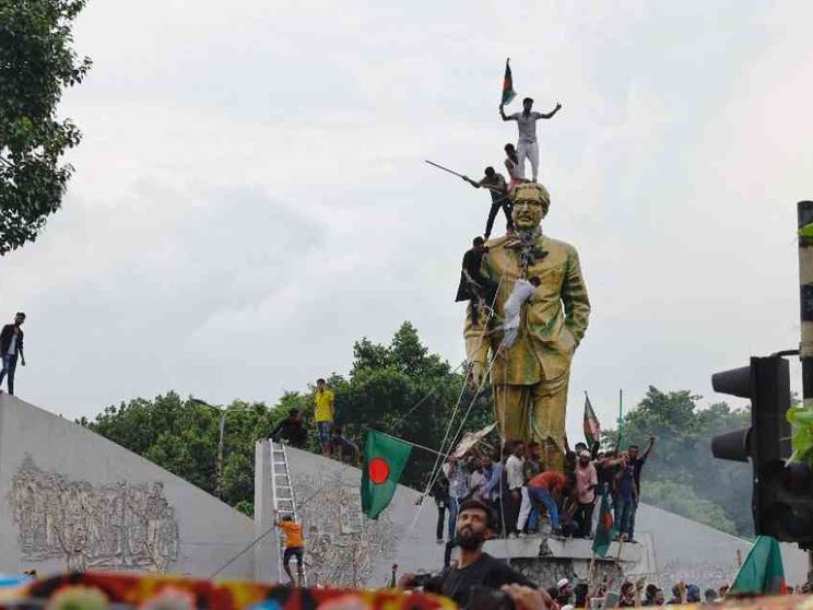 Bangladesh, l'esercito toglie il coprifuoco e riapre le scuole