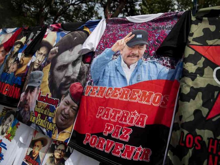 Ortega prima arresta e poi espelle altri sette sacerdoti