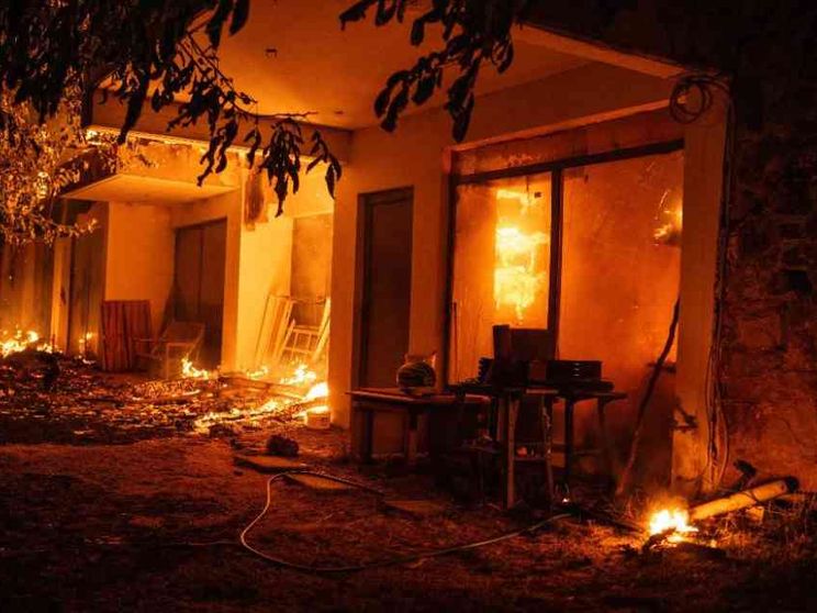 Fiamme a nord di Atene: la gente fugge da 11 città e villaggi