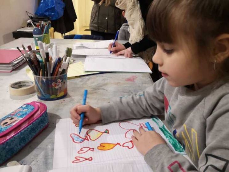 Per i bambini più poveri quaderni e matite nascono sull'albero