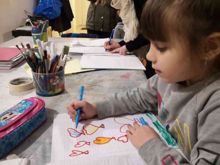 Per i bambini più poveri quaderni e matite nascono sull'albero