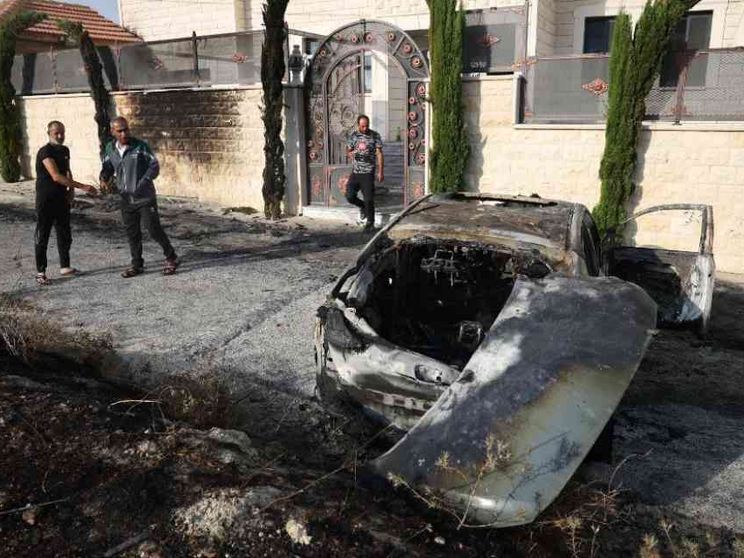 Coloni attaccano e incendiano villaggio in Cisgiordania: un morto