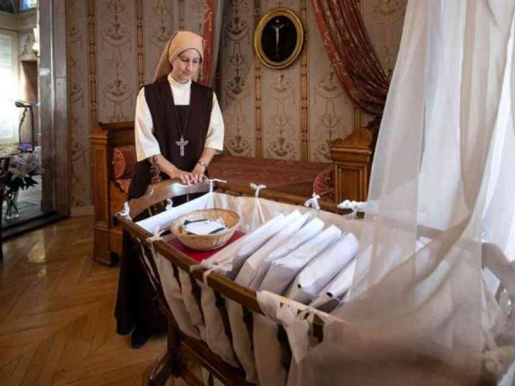 Nella culla di santa Teresa di Lisieux le preghiere di tutto il mondo