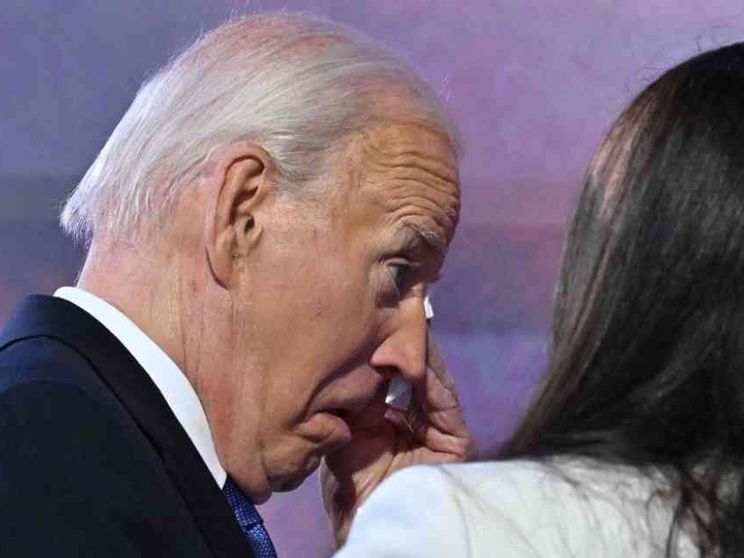 Un commosso Joe Biden “passa la torcia” a Kamala: lei è la democrazia