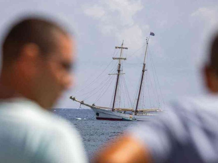 Ancora e boccaporti aperti. L'esperto: «Lo yacht affondato? Troppi errori»