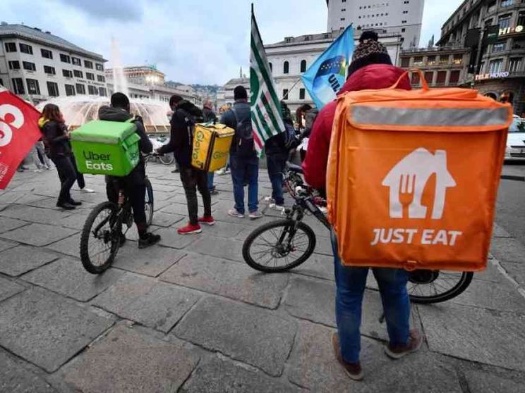 In Toscana i rider sanzionati perché «troppo lenti». Le proteste dei sindacati