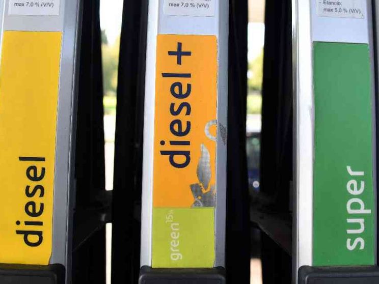 Il prezzo della benzina è ai minimi da gennaio (ma non durerà)